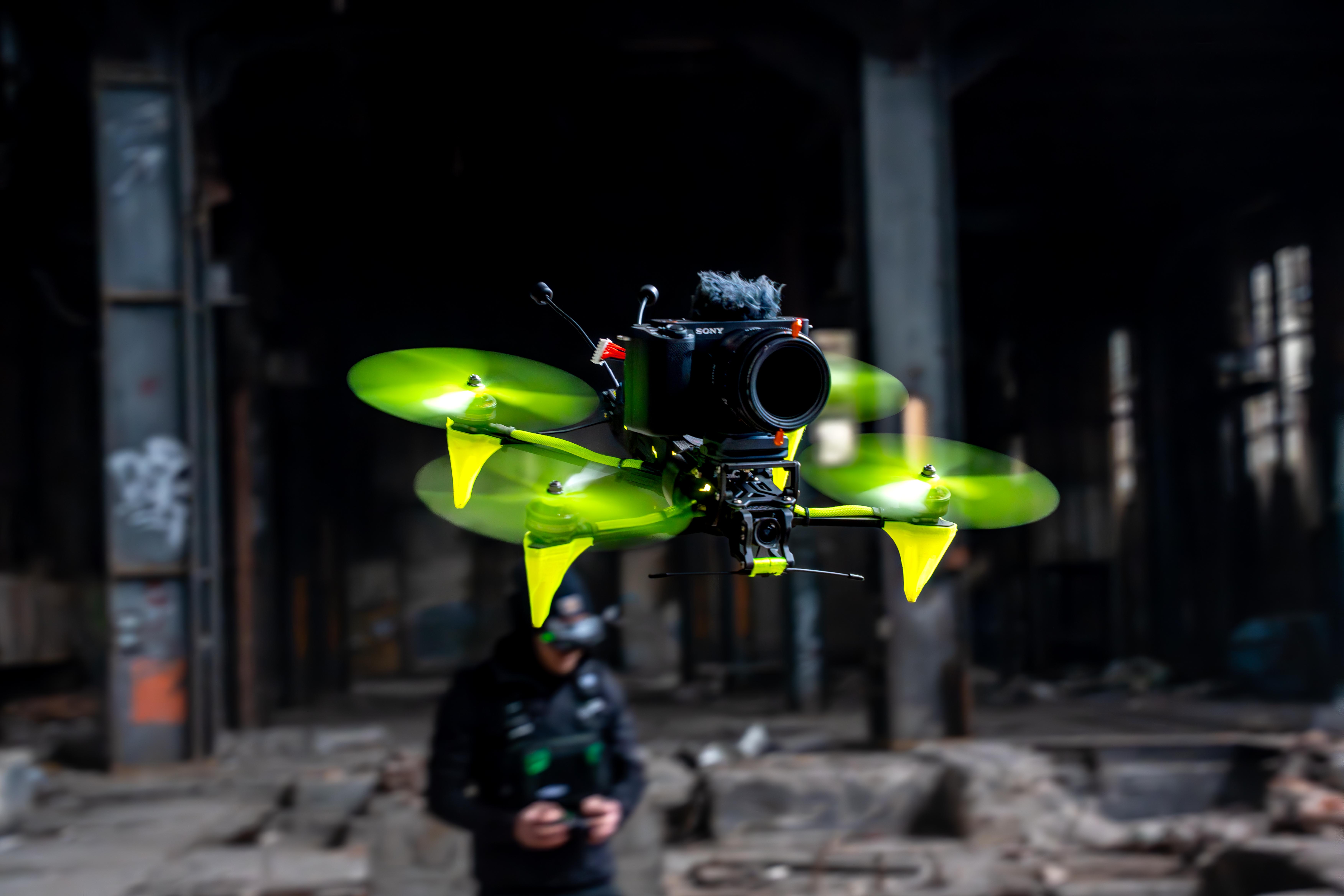 Un drone avec une caméra qui vole
