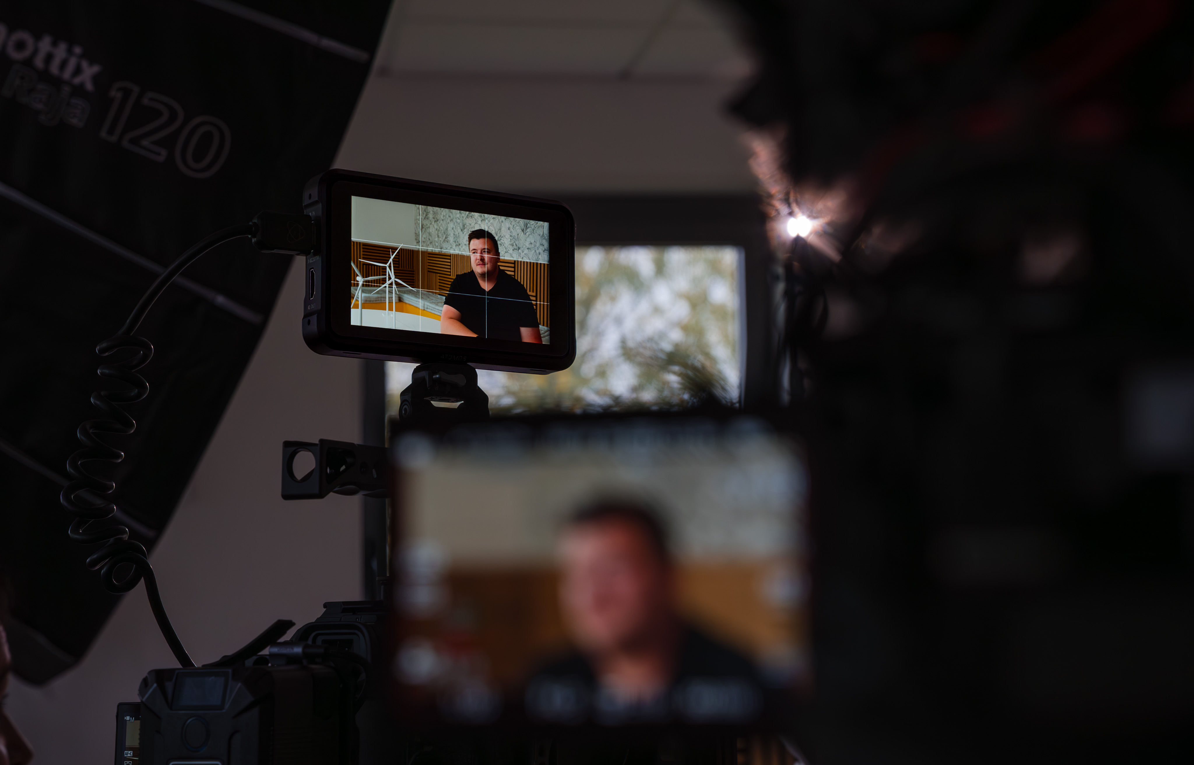 Un retour vidéo sur un écran, d'une interview filmée