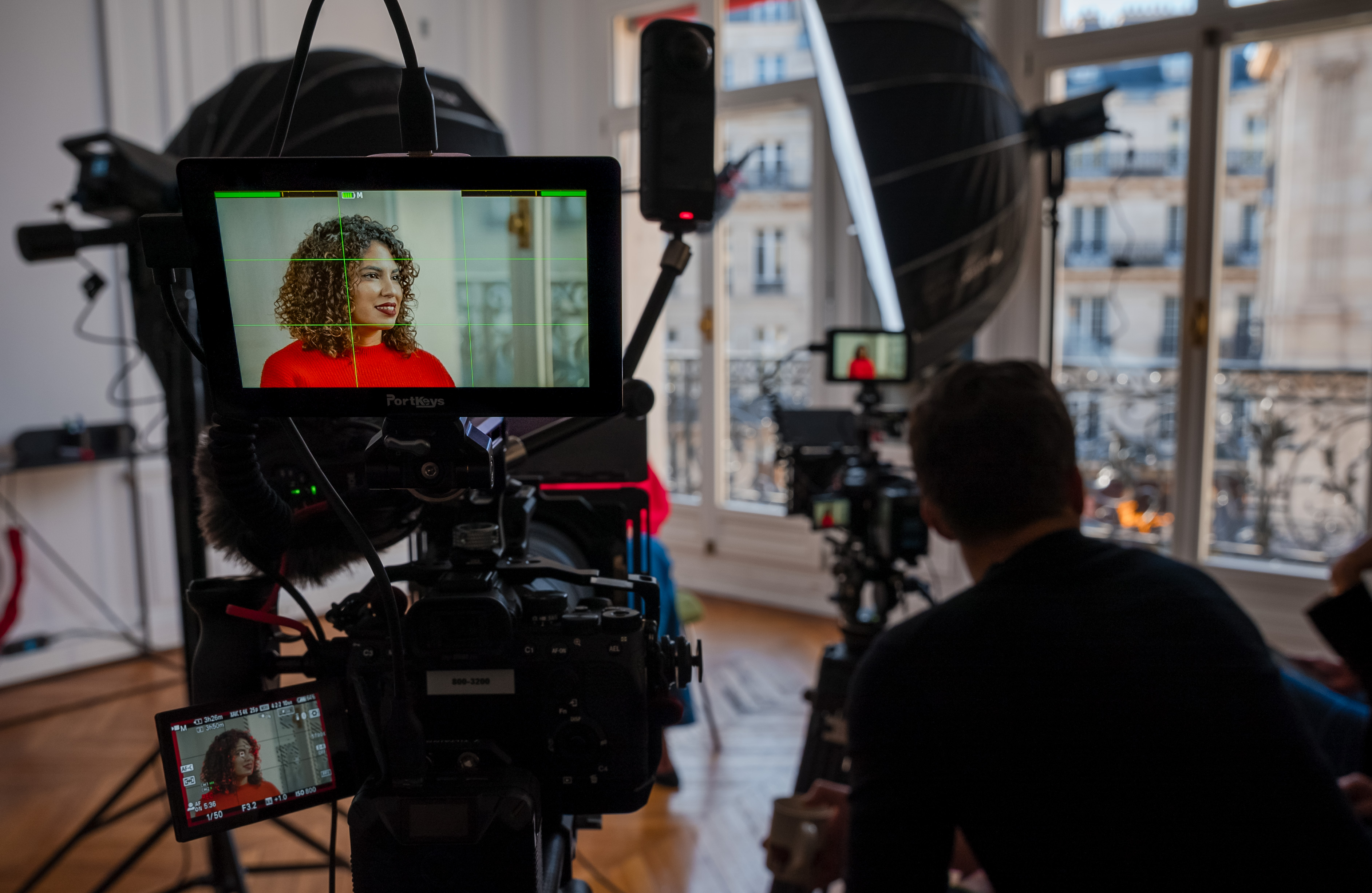 Une interview vidéo où on voit le retour vidéo sur un écran et en arrière-plan les gens qui sont en train de parler